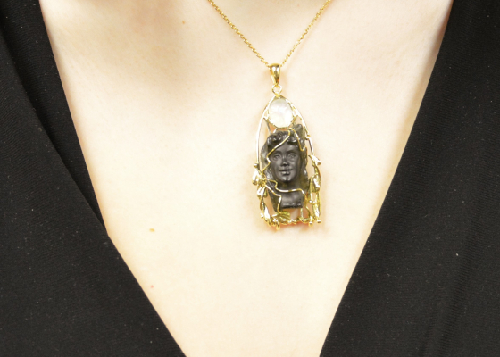  Přívěsek-vltavínová glyptika s měsíčním kamenem