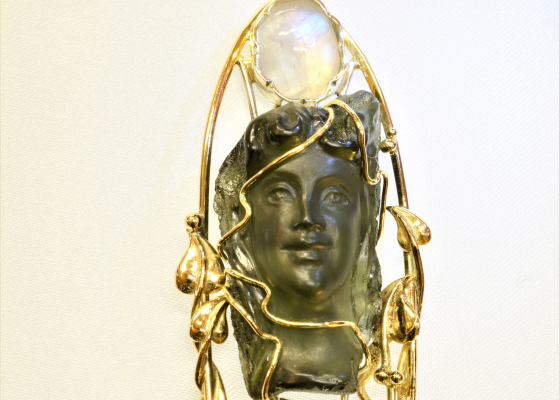  Přívěsek-vltavínová glyptika s měsíčním kamenem