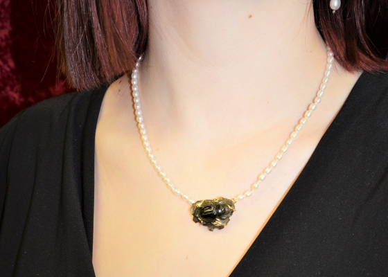  Skarabeus - perličkový náhrdelník s vltavínovou glyptikou