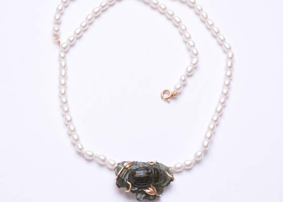  Skarabeus - perličkový náhrdelník s vltavínovou glyptikou