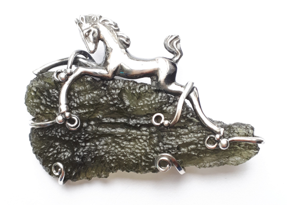 Brož – hříbě s vltavínem