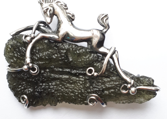 Brož – hříbě s vltavínem