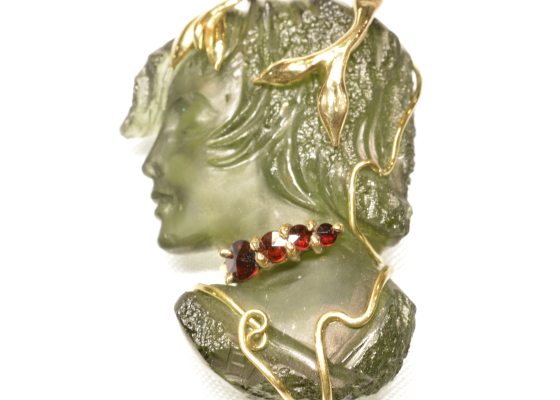 Hlava dívky s krátkými vlasy