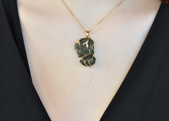 Hlava dívky s krátkými vlasy