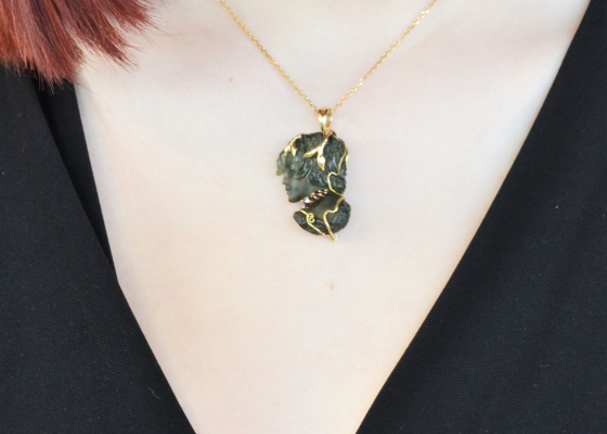 Hlava dívky s krátkými vlasy