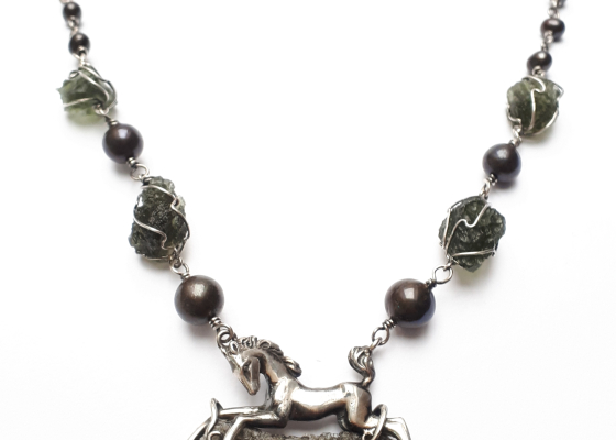 Luxusní náhrdelník hříbě