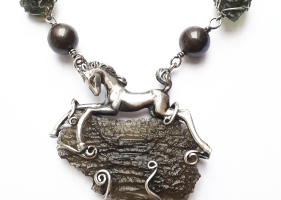 Luxusní náhrdelník hříbě