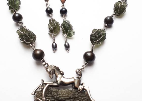 Luxusní náhrdelník hříbě