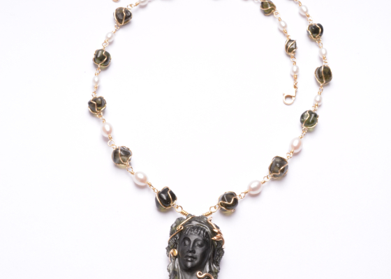 Luxusní náhrdelník s vltavínovou glyptikou