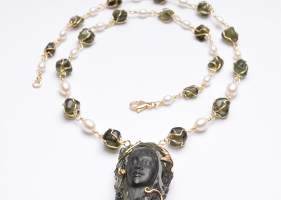 Luxusní náhrdelník s vltavínovou glyptikou