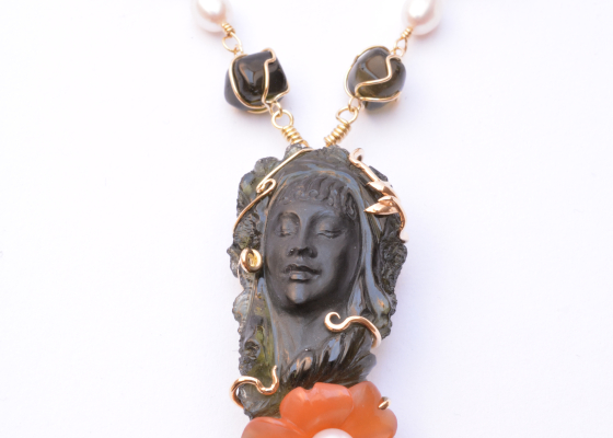 Luxusní náhrdelník s vltavínovou glyptikou