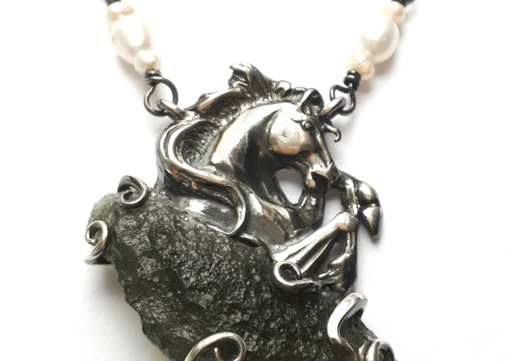 Luxusní náhrdelník – vzpínající se kůň