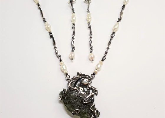 Luxusní náhrdelník – vzpínající se kůň