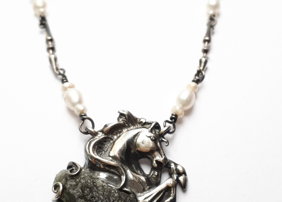 Luxusní náhrdelník – vzpínající se kůň