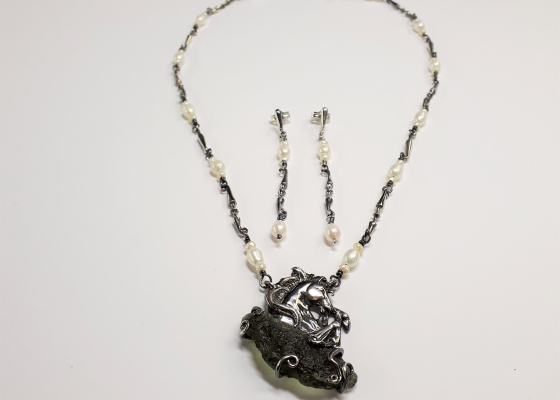 Luxusní náhrdelník – vzpínající se kůň