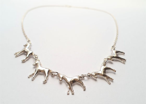 Náhrdelníček – koníci na procházce