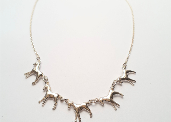 Náhrdelníček – koníci na procházce