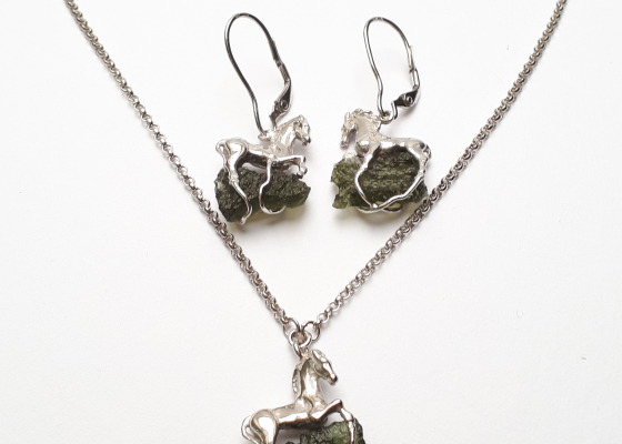 Náhrdelník – koníček s vltavínem