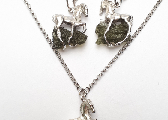 Náhrdelník – koníček s vltavínem