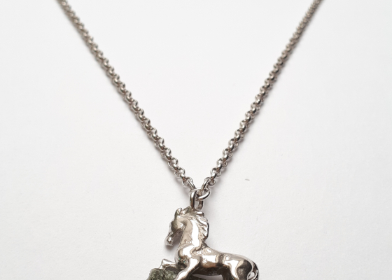 Náhrdelník – koníček s vltavínem