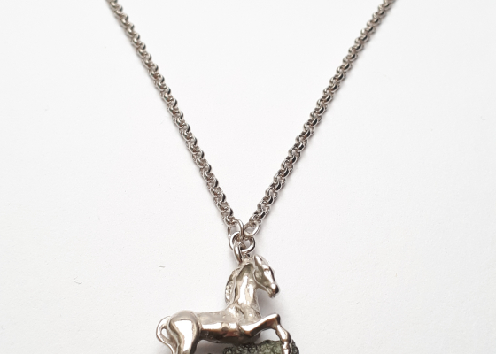 Náhrdelník – koníček s vltavínem