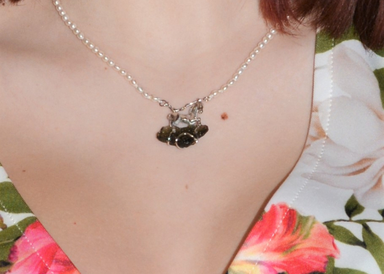 Náhrdelník – koník na vltavínu