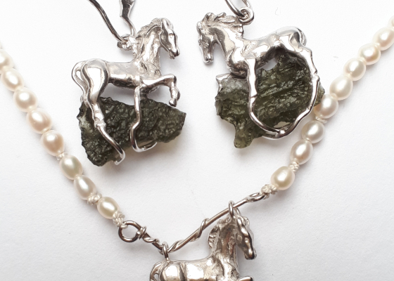 Náhrdelník – koník na vltavínu