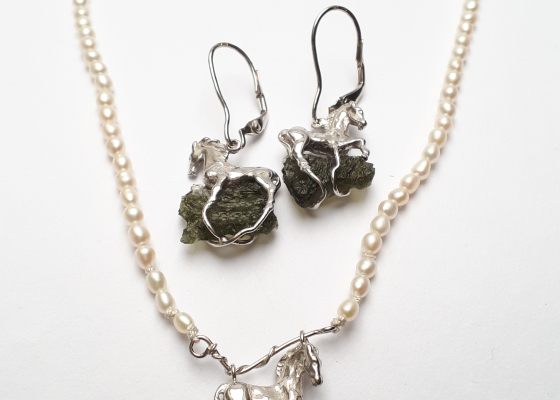 Náhrdelník – koník na vltavínu