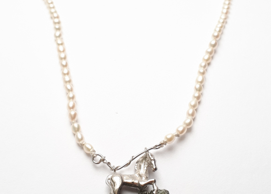 Náhrdelník – koník na vltavínu