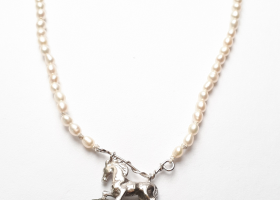 Náhrdelník – koník na vltavínu