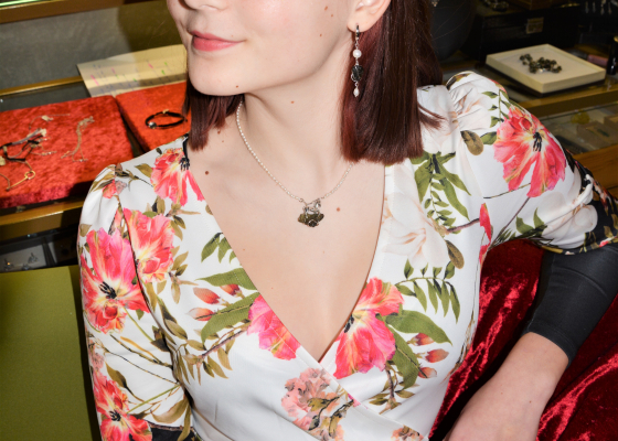 Náhrdelník – koník na vltavínu