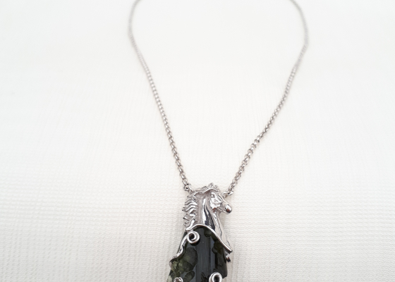 Náhrdelník s koňskou hlavou, perlami a vltavínem