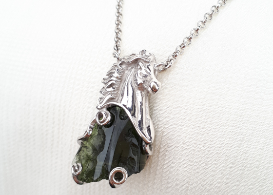 Náhrdelník s koňskou hlavou, perlami a vltavínem