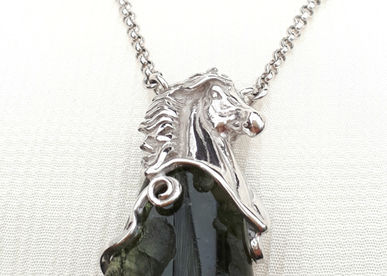 Náhrdelník s koňskou hlavou, perlami a vltavínem