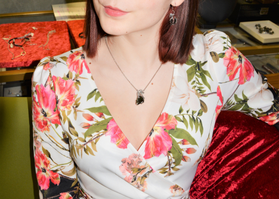 Náhrdelník s koňskou hlavou, perlami a vltavínem