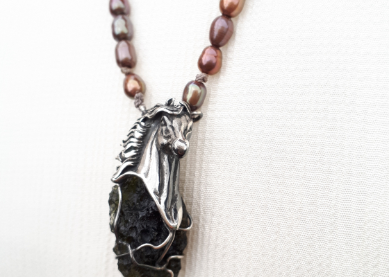 Náhrdelník s koňskou hlavou