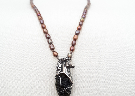 Náhrdelník s koňskou hlavou