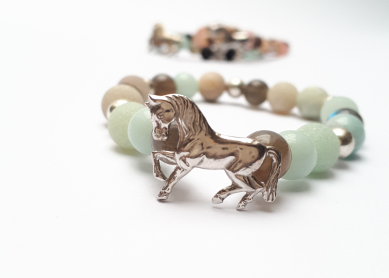 Náramek pro milovníky koní – lehounce tyrkysová