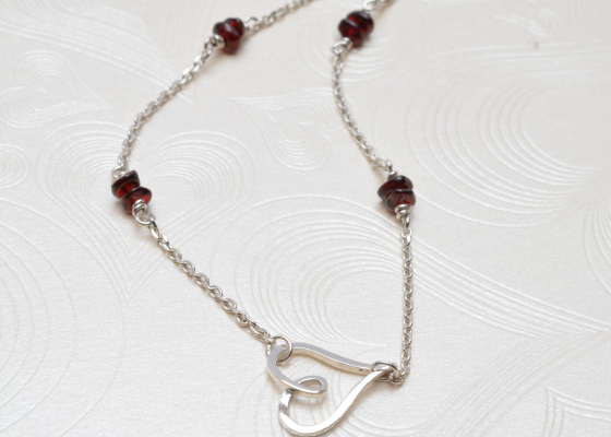 Náramek – srdce s granátky