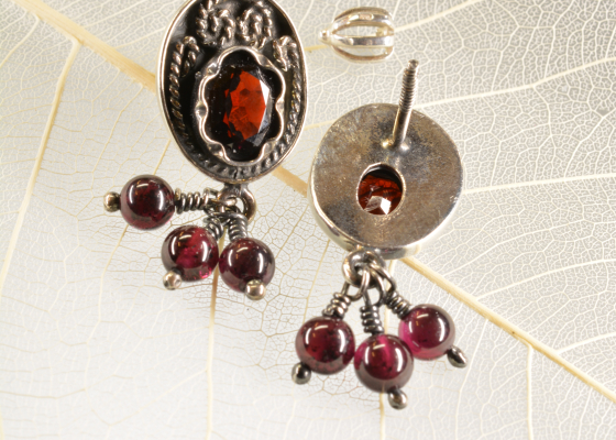 Náušnice – kukléřka – granáty almandiny