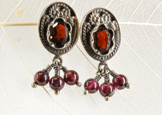 Náušnice – kukléřka – granáty almandiny