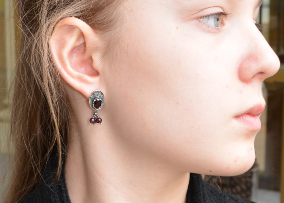 Náušnice – kukléřka – granáty almandiny