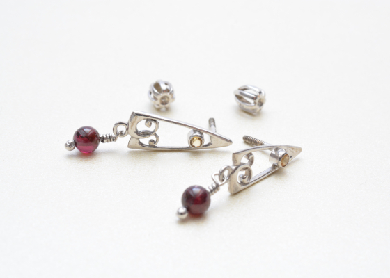 Náušnice – s almandinovými kuličkami