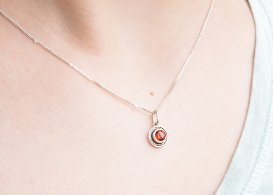 Přívěsek - babočka - hesonit