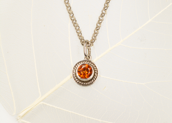 Přívěsek - babočka - hesonit