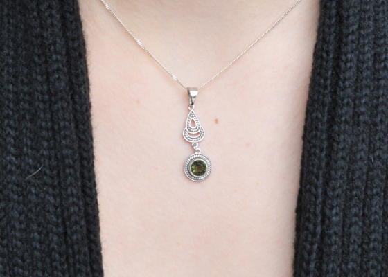 Přívěsek - drsnokřídlec - vltavín