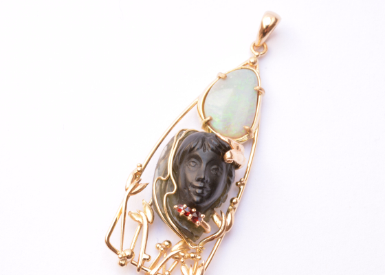 Přívěsek- gotické okno s drahým opálem