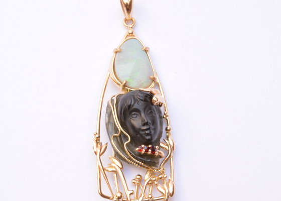 Přívěsek- gotické okno s drahým opálem