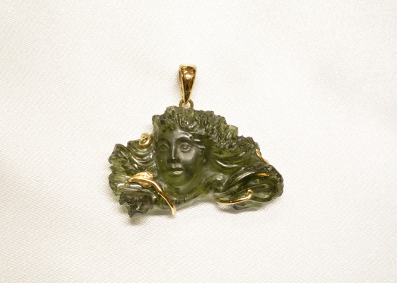 Přívěsek-hlavička dívky s vlasy vlajícími ve větru