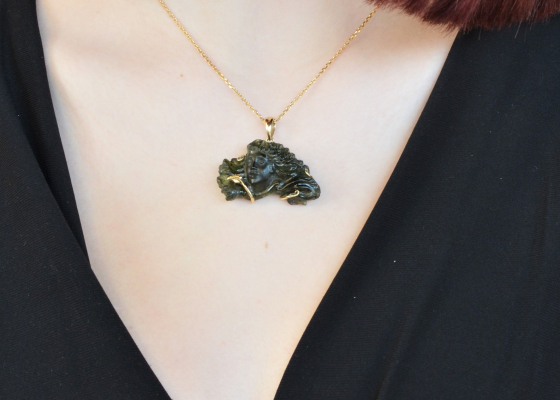 Přívěsek-hlavička dívky s vlasy vlajícími ve větru